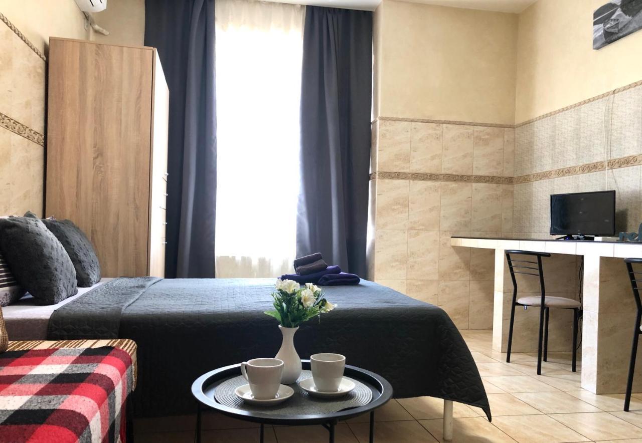 Modern Aparthotel Near Metro Pecherska เคียฟ ภายนอก รูปภาพ