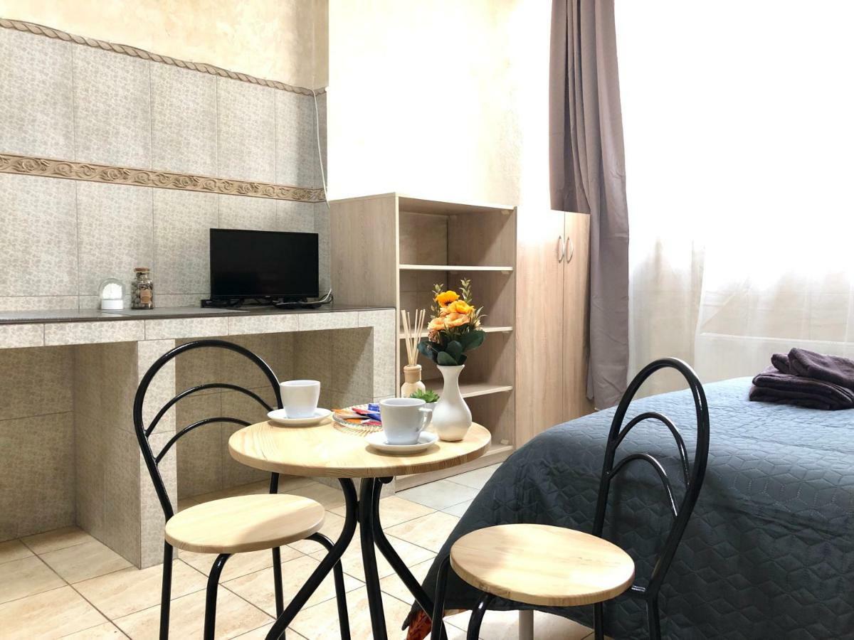 Modern Aparthotel Near Metro Pecherska เคียฟ ภายนอก รูปภาพ