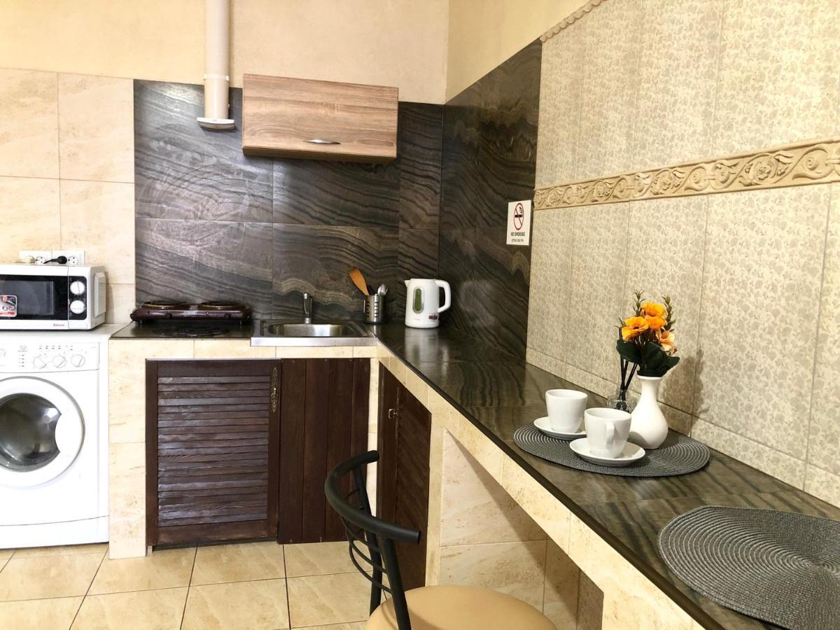 Modern Aparthotel Near Metro Pecherska เคียฟ ภายนอก รูปภาพ
