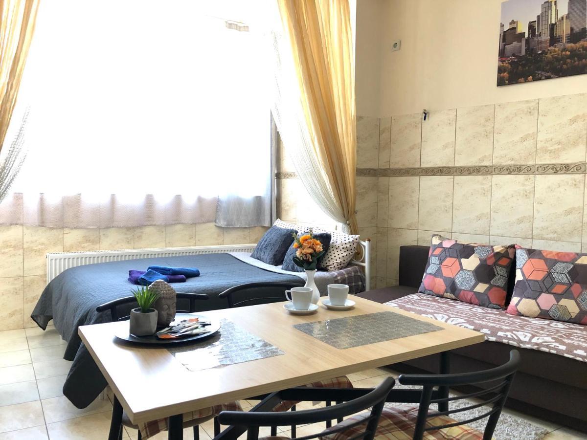 Modern Aparthotel Near Metro Pecherska เคียฟ ภายนอก รูปภาพ