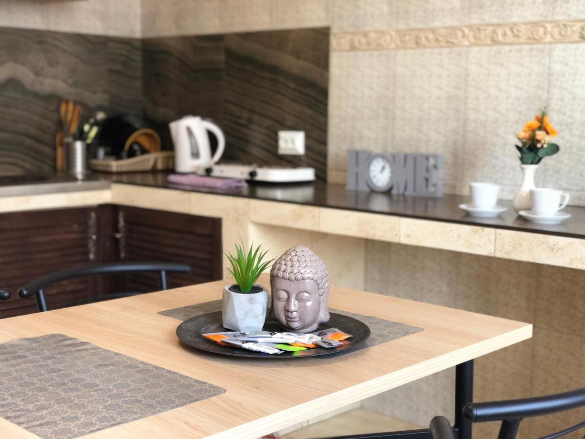 Modern Aparthotel Near Metro Pecherska เคียฟ ภายนอก รูปภาพ