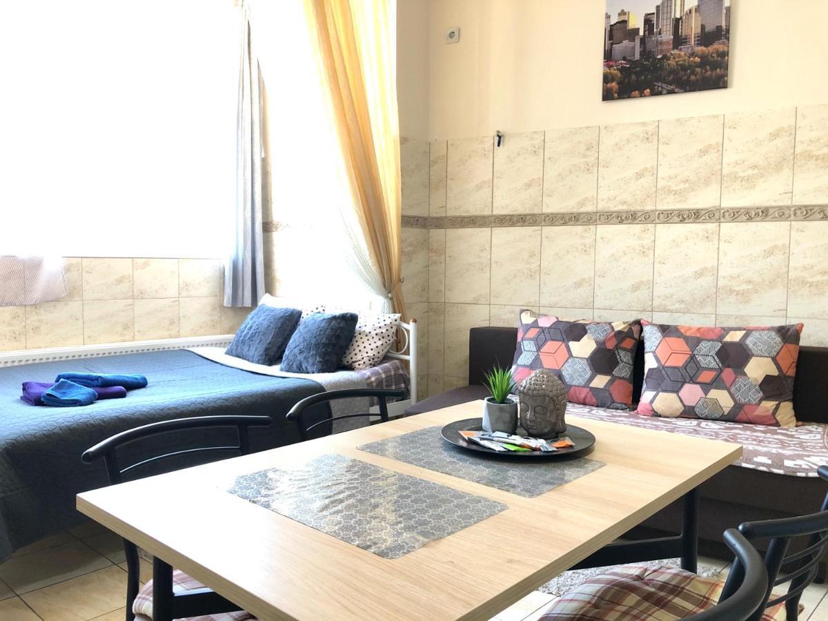 Modern Aparthotel Near Metro Pecherska เคียฟ ภายนอก รูปภาพ